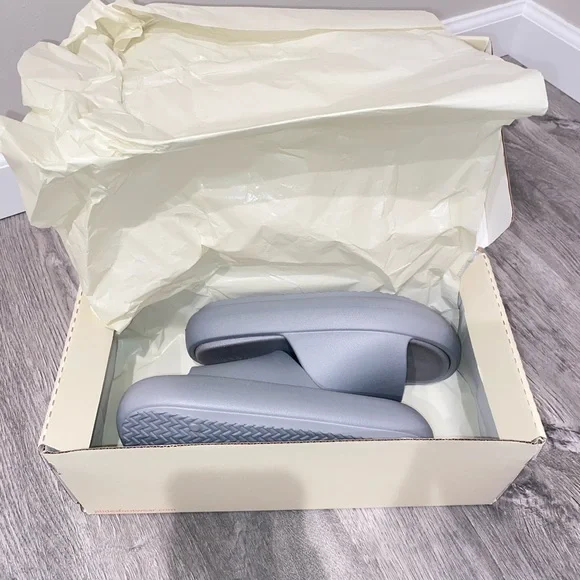 J/Slides Women’s size 6M Gray Color,NIB - Picture 2 of 4